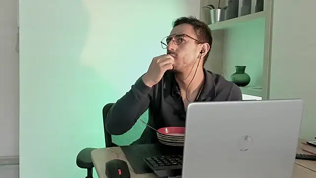 Snapshot of pablo-rincon95 chatting on January 2025 03:18:01 PM pablo-rincon95 online show from January 2025 03:18:01 PM