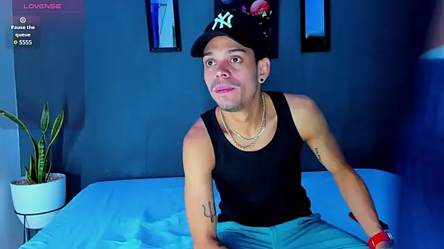 Snapshot of Friendsofeverything_ chatting on February 2025 01:13:01 AM Friendsofeverything online show from February 2025 01:13:01 AM