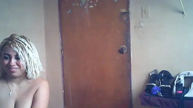 Snapshot of Lucy_White__ chatting on April 2026 07:41:01 PM Lucy White online show from April 2026 07:41:01 PM