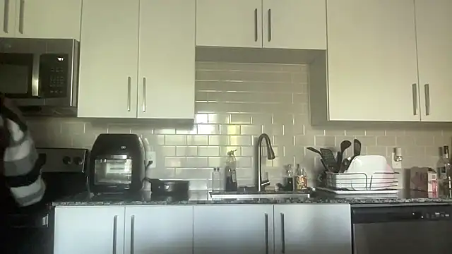 Snapshot of AveryJ99 chatting on March 2025 09:27:01 PM AveryJ99 online show from March 2025 09:27:01 PM