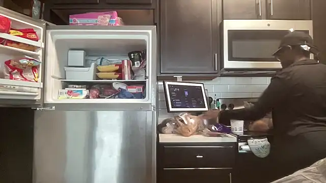 Snapshot of AveryJ99 chatting on April 2026 02:43:01 PM AveryJ99 online show from April 2026 02:43:01 PM