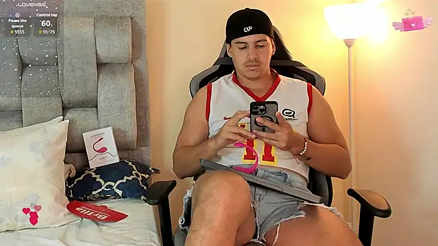 Snapshot of victor_vixen chatting on September 2025 11:14:01 AM victor vixen online show from September 2025 11:14:01 AM