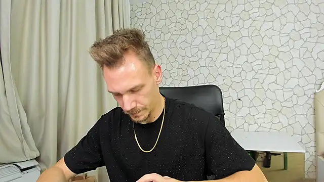 Snapshot of MateoBenjaminX chatting on December 2024 05:18:02 PM MateoBenjaminX online show from December 2024 05:18:02 PM