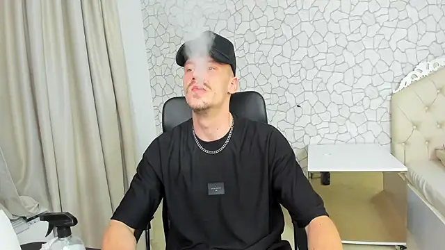 Snapshot of MateoBenjaminX chatting on December 2024 10:37:01 PM MateoBenjaminX online show from December 2024 10:37:01 PM