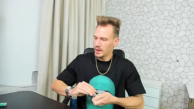 Snapshot of MateoBenjaminX chatting on January 2025 07:20:01 PM MateoBenjaminX online show from January 2025 07:20:01 PM