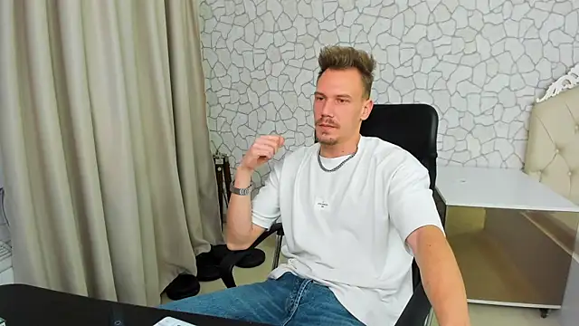 Snapshot of MateoBenjaminX chatting on January 2025 06:17:02 PM MateoBenjaminX online show from January 2025 06:17:02 PM