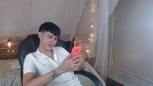 Snapshot of Dyla_n18 chatting on January 2025 11:13:02 PM Dyla n18 online show from January 2025 11:13:02 PM