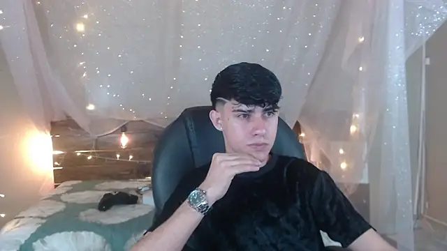 Snapshot of Dyla_n18 chatting on January 2025 11:26:01 PM Dyla n18 online show from January 2025 11:26:01 PM