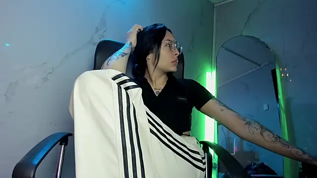 ChloeeTompson  online show from November 2025 03:29:02 AM