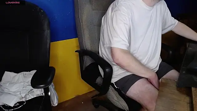 Snapshot of shyhuskyguy chatting on December 2025 05:05:01 AM shyhuskyguy online show from December 2025 05:05:01 AM