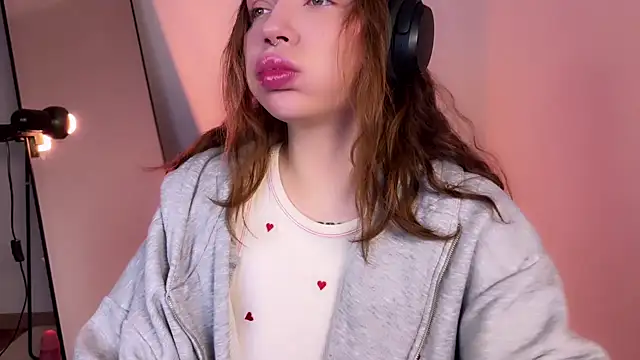 Snapshot of PaulaPratt chatting on February 2025 04:40:01 AM PaulaPratt online show from February 2025 04:40:01 AM