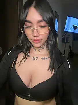 Snapshot of Nickiiiii chatting on May 2026 01:33:01 AM Nickiiiii online show from May 2026 01:33:01 AM