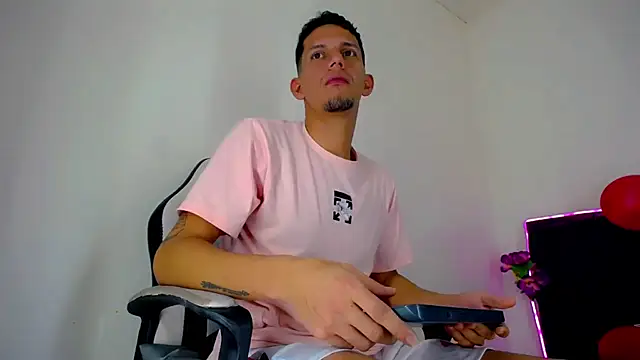 Snapshot of kevin__fox_ chatting on February 2025 07:19:02 PM kevin fox online show from February 2025 07:19:02 PM