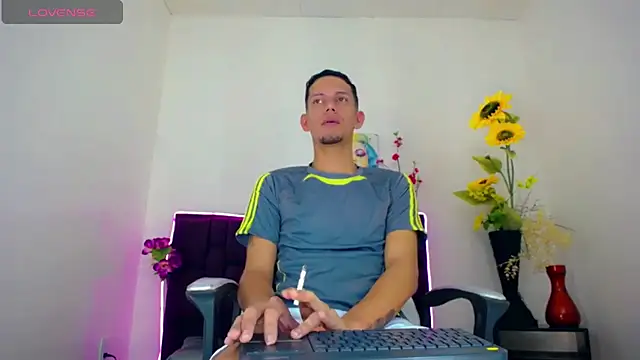 Snapshot of kevin__fox_ chatting on February 2025 07:32:02 PM kevin fox online show from February 2025 07:32:02 PM