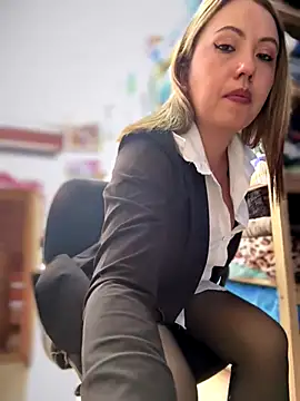 VIOLETA-25  online show from December 2025 04:25:01 PM