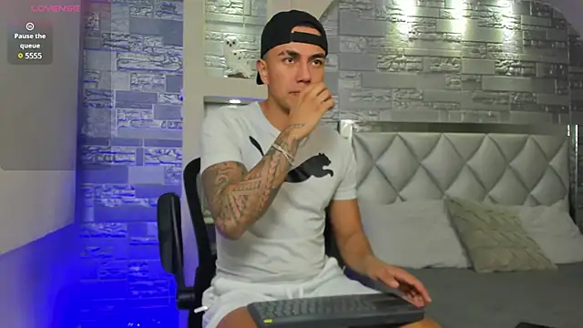 Snapshot of Aron_Bolt chatting on January 2025 01:43:01 PM Aron Bolt online show from January 2025 01:43:01 PM