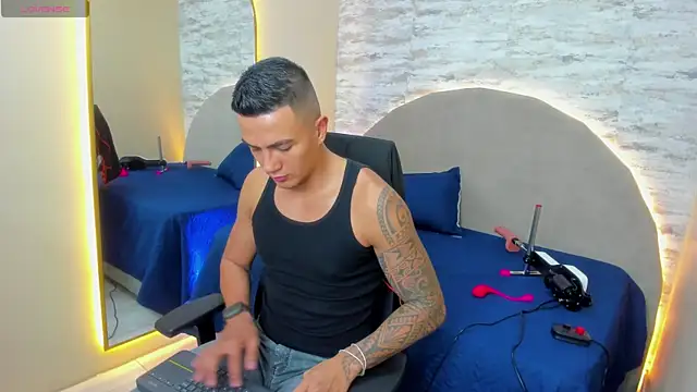 Snapshot of Aron_Bolt chatting on January 2025 09:14:02 PM Aron Bolt online show from January 2025 09:14:02 PM