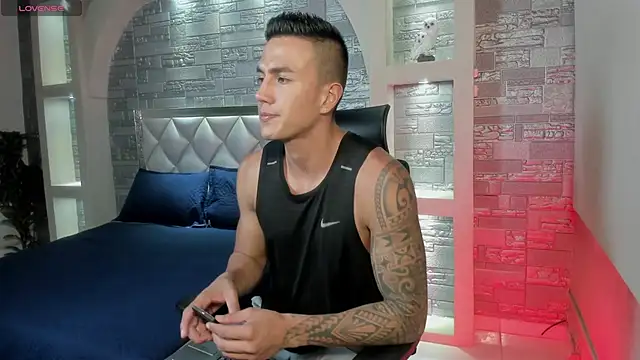 Snapshot of Aron_Bolt chatting on March 2025 11:53:02 PM Aron Bolt online show from March 2025 11:53:02 PM