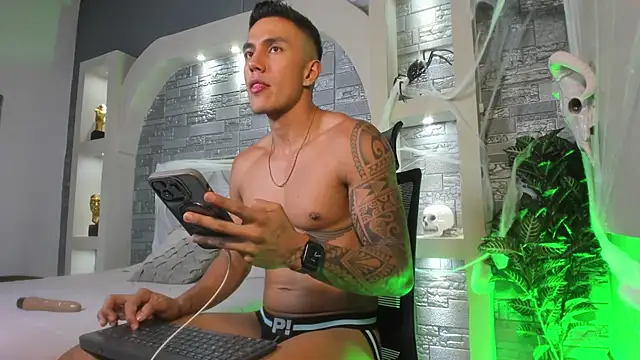 Snapshot of Aron_Bolt chatting on October 2025 11:43:01 PM Aron Bolt online show from October 2025 11:43:01 PM