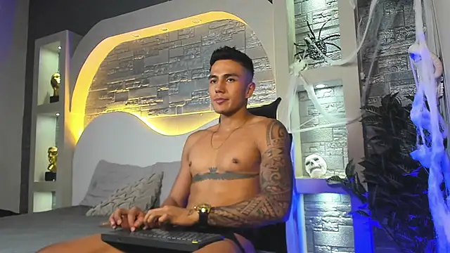 Snapshot of Aron_Bolt chatting on November 2025 08:33:02 PM Aron Bolt online show from November 2025 08:33:02 PM