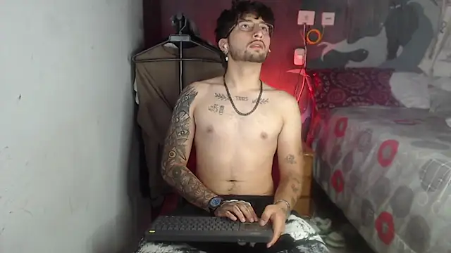 Snapshot of Dereck_Dickson chatting on November 2025 03:05:01 AM Dereck Dickson online show from November 2025 03:05:01 AM