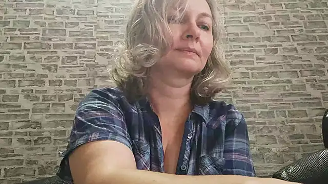 Snapshot of EdithManning chatting on November 2025 07:00:01 AM EdithManning online show from November 2025 07:00:01 AM