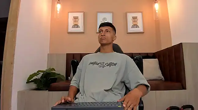 Snapshot of wolf_james123 chatting on February 2025 01:51:02 PM wolf james123 online show from February 2025 01:51:02 PM