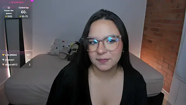 Snapshot of charlotte_blass chatting on January 2025 04:33:02 AM charlotte blass online show from January 2025 04:33:02 AM