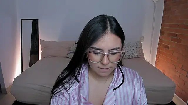 Snapshot of charlotte_blass chatting on January 2025 02:07:02 AM charlotte blass online show from January 2025 02:07:02 AM