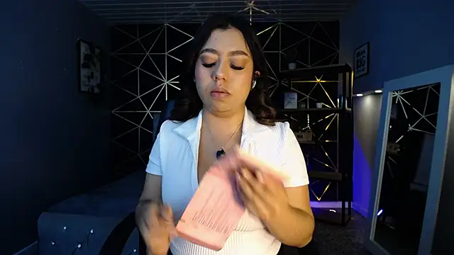 Snapshot of Lea_velle chatting on October 2025 04:45:01 AM Lea velle online show from October 2025 04:45:01 AM