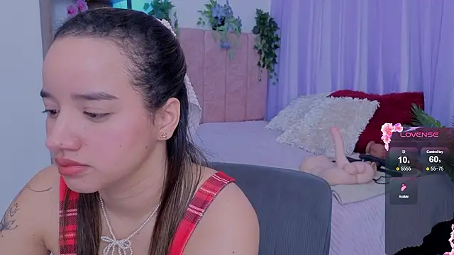 Snapshot of emilyrouxe chatting on February 2026 03:46:02 PM emilyrouxe online show from February 2026 03:46:02 PM