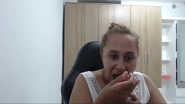 RoxanaLove9 online show from May 2026 10:37:01 PM