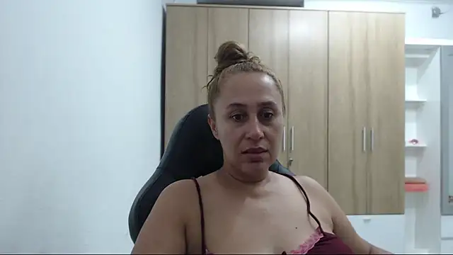RoxanaLove9 online show from May 2026 01:36:01 AM