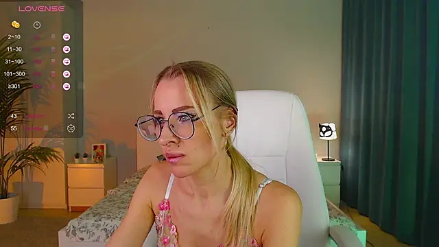 Snapshot of Fay_Dunaway chatting on February 2025 12:30:02 PM Fay Dunaway online show from February 2025 12:30:02 PM