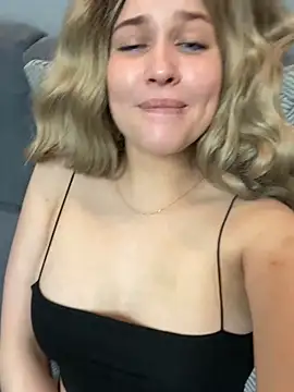 Snapshot of KikiWatson chatting on December 2024 11:18:01 AM KikiWatson online show from December 2024 11:18:01 AM