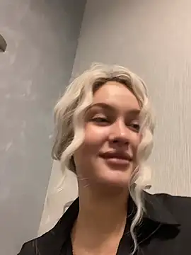 Snapshot of KikiWatson chatting on January 2025 08:09:02 AM KikiWatson online show from January 2025 08:09:02 AM