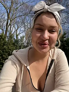 Snapshot of KikiWatson chatting on March 2025 07:09:01 AM KikiWatson online show from March 2025 07:09:01 AM