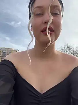 Snapshot of KikiWatson chatting on March 2025 07:09:02 AM KikiWatson online show from March 2025 07:09:02 AM