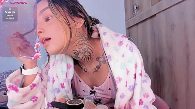 medussa13  online show from November 2025 01:10:01 PM