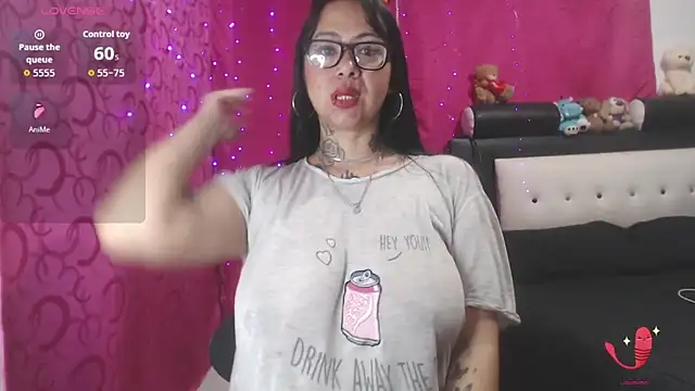 Snapshot of Saloome- chatting on October 2025 11:01:02 PM Saloome- online show from October 2025 11:01:02 PM