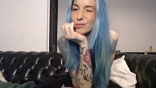 Snapshot of RavenryderUK chatting on December 2024 12:33:01 AM RavenryderUK online show from December 2024 12:33:01 AM
