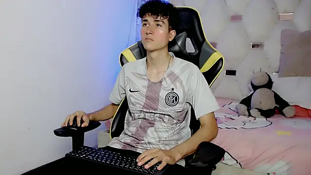 johnny cagee online show from November 2025 06:38:02 AM