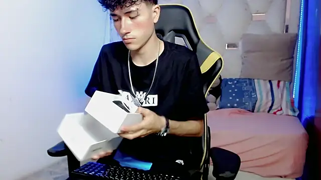 johnny cagee online show from December 2025 03:23:02 AM