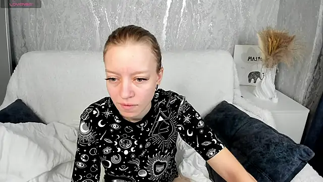 Michelle Blond online show from September 2025 07:35:02 AM