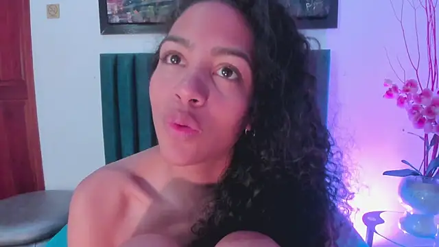 Snapshot of AntonellaHall_ chatting on February 2025 06:20:01 PM AntonellaHall online show from February 2025 06:20:01 PM