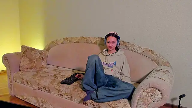Snapshot of EllaSky_xoxo chatting on March 2025 11:03:02 PM EllaSky xoxo online show from March 2025 11:03:02 PM