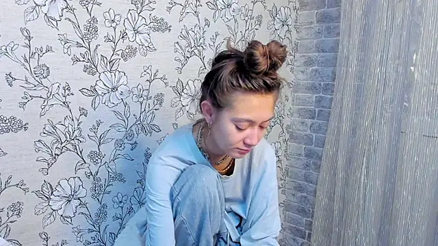 Snapshot of EllaSky_xoxo chatting on November 2025 04:34:02 AM EllaSky xoxo online show from November 2025 04:34:02 AM