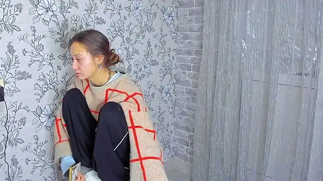 Snapshot of EllaSky_xoxo chatting on December 2025 12:48:01 AM EllaSky xoxo online show from December 2025 12:48:01 AM