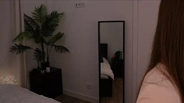 Lilly Colins online show from January 2025 08:07:02 PM