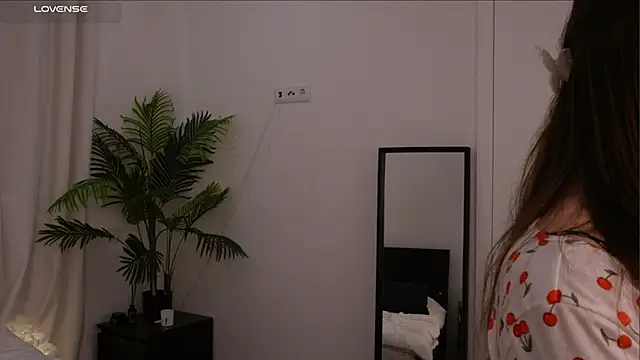 Lilly Colins online show from January 2025 09:02:01 PM